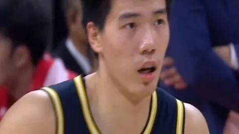 姆巴佩点赞蜡像：栩栩如生，仿佛本人再现